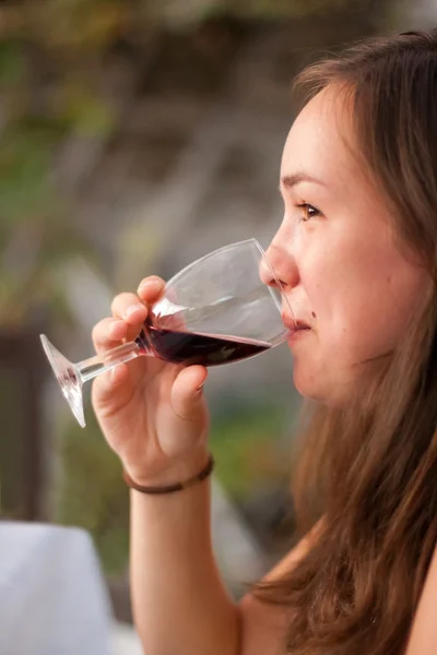 genç kadın kırmızı şarap içme