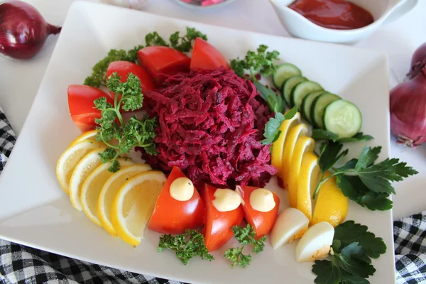 Salad with red beet and garlic — Stock Photo, Image