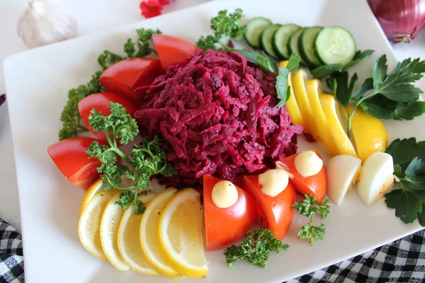 Салат с красной свеклой — стоковое фото