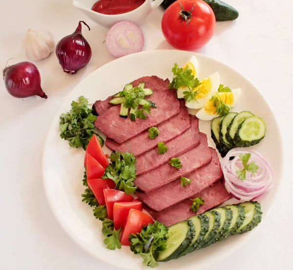 Carne asada y verduras —  Fotos de Stock