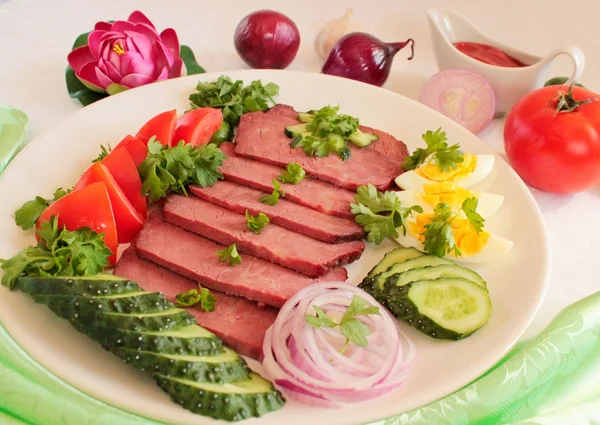 Carne asada y verduras —  Fotos de Stock