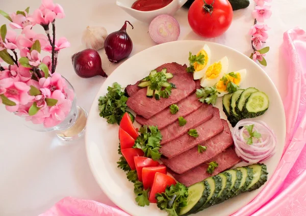 Carne asada y verduras —  Fotos de Stock