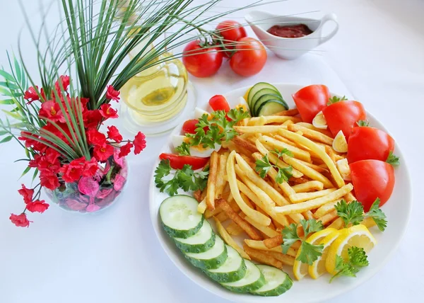 Gebakken aardappelen en groenten — Stockfoto