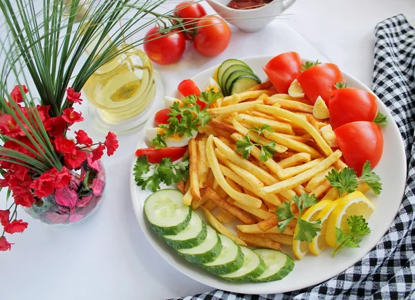 Batatas fritas e legumes — Fotografia de Stock