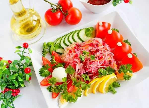 Salat mit Kohl und Preiselbeeren — Stockfoto