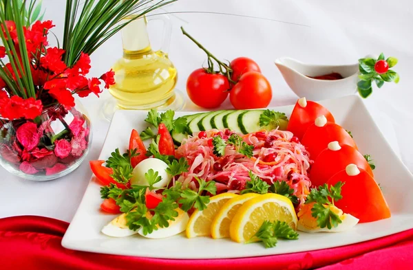 Salat mit Kohl und Preiselbeeren — Stockfoto
