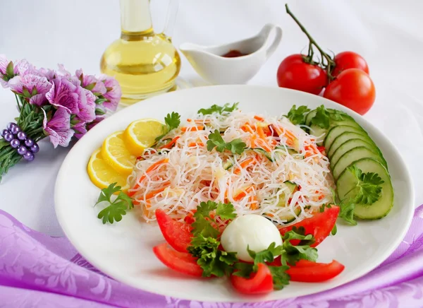 Salat mit Funchoza — Stockfoto