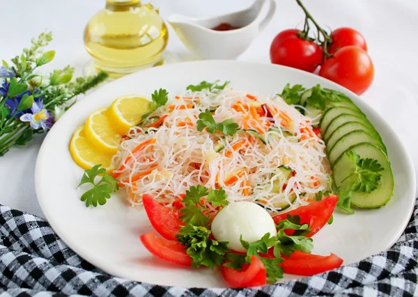 Insalata con funchoza — Foto Stock