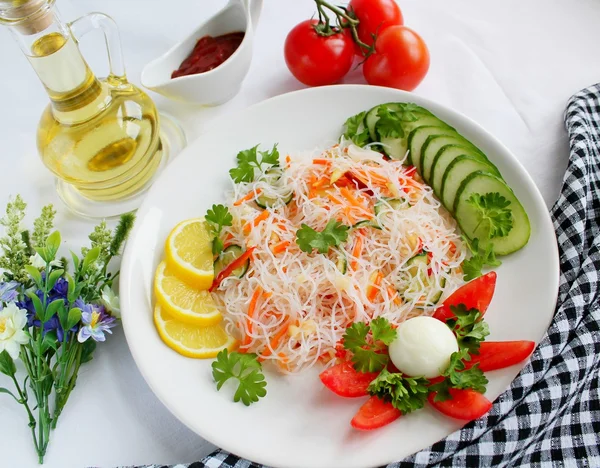 Салат с фунчозой — стоковое фото