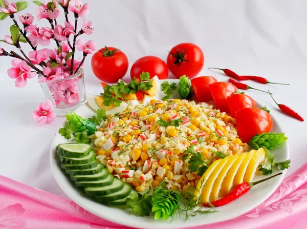 Salat mit Krabbenstange — Stockfoto