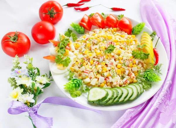 Салат с крабовой палочкой — стоковое фото