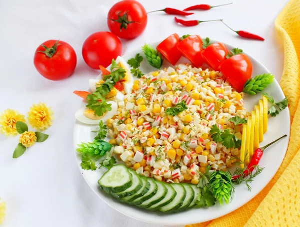 Insalata con bastoncino di granchio — Foto Stock