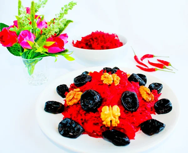 Ensalada de remolacha roja con ciruelas pasas y frutos secos — Foto de Stock