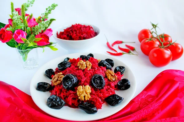 Roter Rübensalat mit Pflaumen und Nüssen — Stockfoto