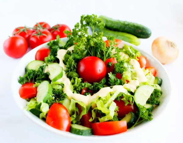 Salade van komkommers en tomaten — Stockfoto