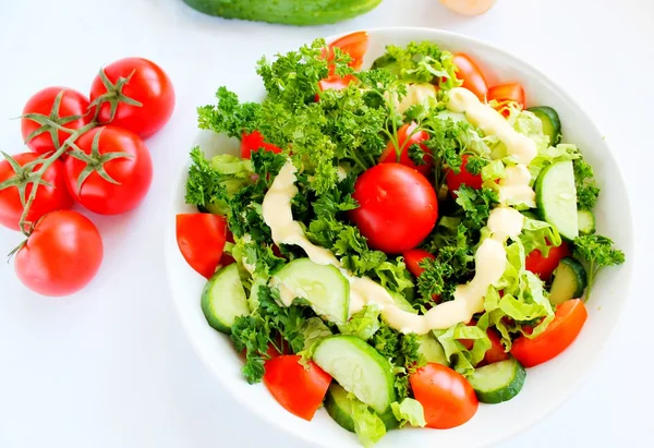 Salade aux concombres et tomates — Photo