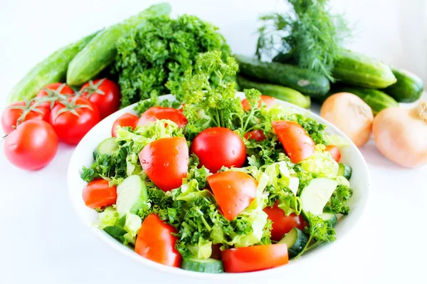 Salat med agurker og tomater - Stock-foto