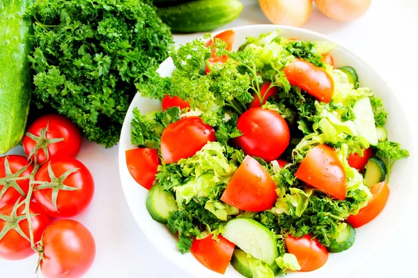 Ensalada con pepinos y tomates — Foto de Stock