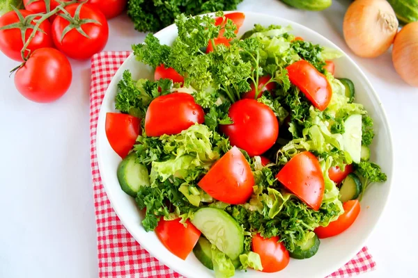 Ensalada con pepinos y tomates — Foto de Stock