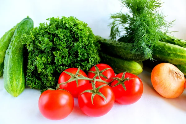 Verduras: tomate, pepinos, cebolla, perejil, eneldo — Foto de Stock