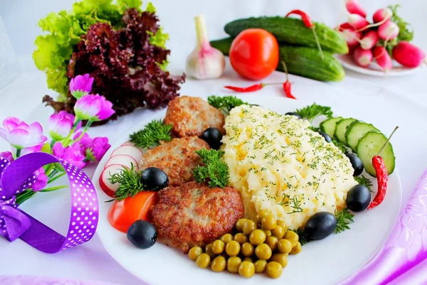 Chuletas con puré de patata —  Fotos de Stock