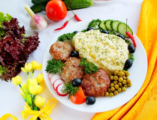 Chuletas con puré de patata —  Fotos de Stock