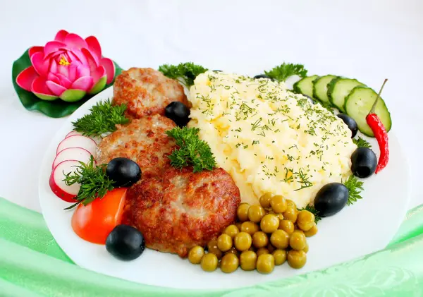 Chuletas con puré de patata —  Fotos de Stock