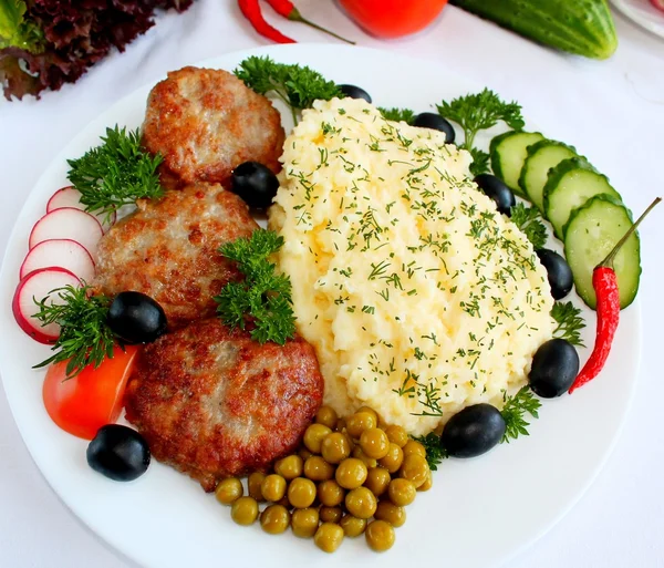 Chuletas con puré de patata —  Fotos de Stock