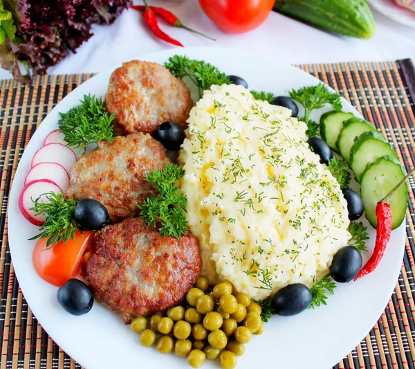 Chuletas con puré de patata —  Fotos de Stock