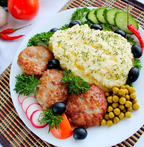 Chuletas con puré de patata —  Fotos de Stock