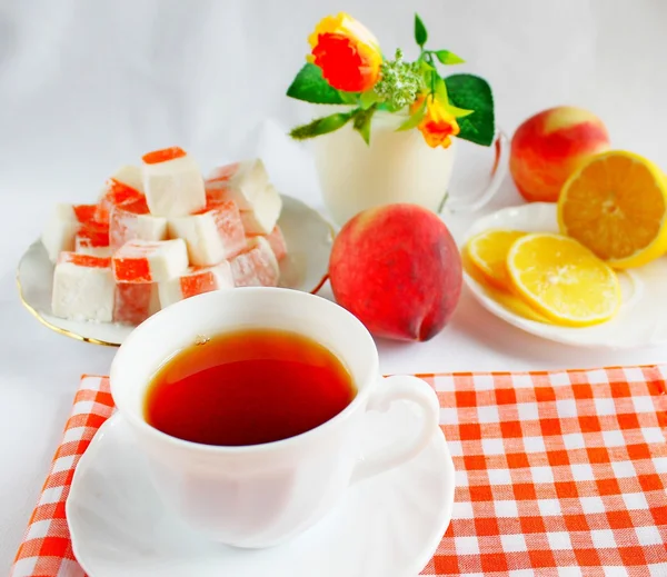 Чай зі східними цукерками - Лукум — стокове фото