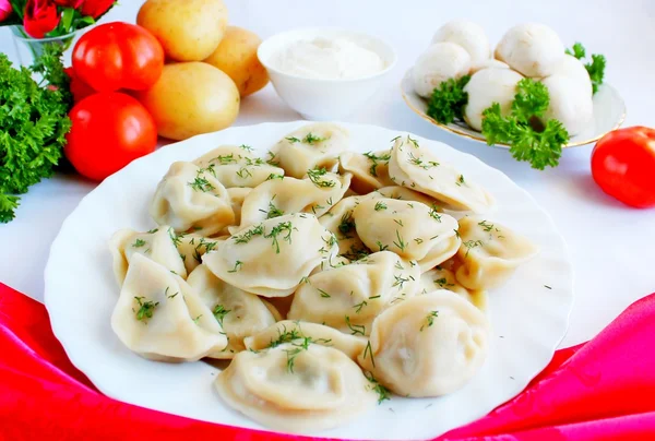 Vareniks con sale poltiglia e patate — Foto Stock