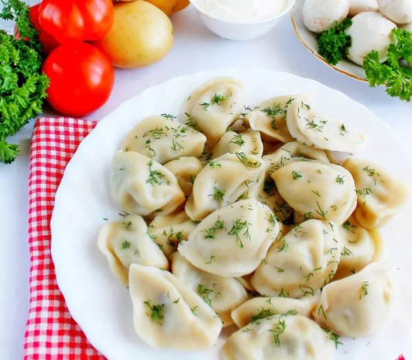 Varaderos con setas y patatas —  Fotos de Stock