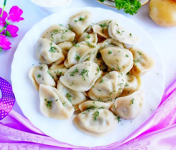 Vareniks com quartos de mush e batatas — Fotografia de Stock