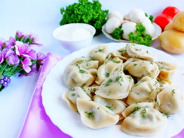 Vareniks with mush rooms and potatoes — Stock Photo, Image