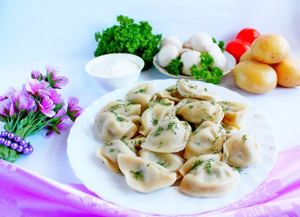 Vareniks met mush kamers en aardappelen — Stockfoto