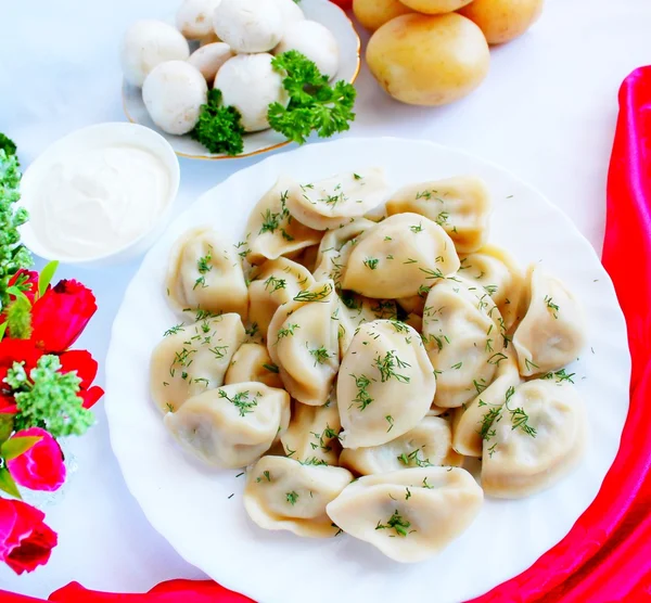 Vareniks met mush kamers en aardappelen — Stockfoto