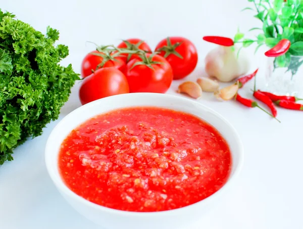 Pomidory z czosnkiem i koń — Zdjęcie stockowe