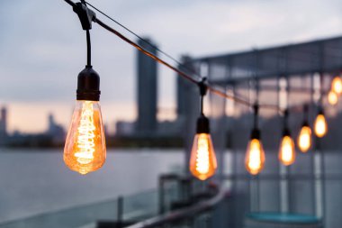 Parlak sarı parlayan ile koyu arka plan üzerinde Vintage ampul 