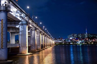 SEOUL, Kore - SEP 06, 2019: Seul, Güney Kore 'deki Banpo Köprüsü' nde gökkuşağı fıskiyesi gösterisi.