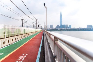 SEOUL, Güney Kore - 14 OT 2019: Lotte Kulesi mesafesi