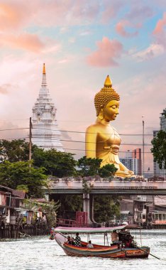 Bangkok, Tayland - 17 Temmuz 2022 Wat Paknam Phasi Charoen Tapınağı, Büyük altın bir Buda heykeliyle şehir merkezinin dışındaki çarpıcı tapınak.