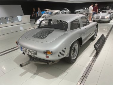 Almanya, Stuttgart - 18.05.2022: Stuttgart 'taki Porsche Müzesi' nde klasik güçlü Porsche arabası.