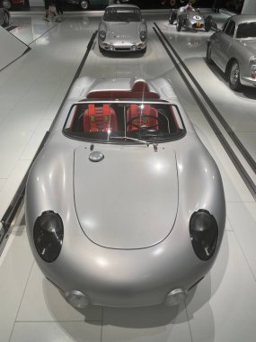 Almanya, Stuttgart - 18.05.2022: Stuttgart 'taki Porsche Müzesi' nde klasik güçlü Porsche arabası.