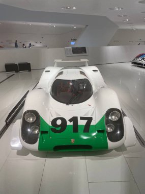 Almanya, Stuttgart - 18.05.2022: Stuttgart 'taki Porsche Müzesi' nde klasik güçlü Porsche arabası.