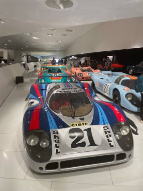 Almanya, Stutgart - 18.05.2022: Stutgart 'taki Porshe Müzesinde klasik güçlü Porsche otomobil.