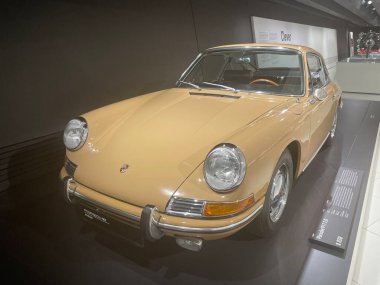 Almanya, Stutgart - 18.05.2022: Stutgart 'taki Porshe Müzesinde klasik güçlü Porsche otomobil.