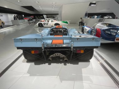 Almanya, Stutgart - 18.05.2022: Stutgart 'taki Porshe Müzesinde klasik güçlü Porsche otomobil.