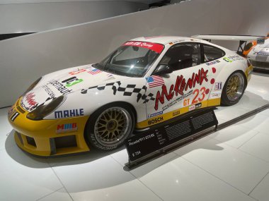Almanya, Stutgart - 18.05.2022: Stutgart 'taki Porshe Müzesinde klasik güçlü Porsche otomobil.