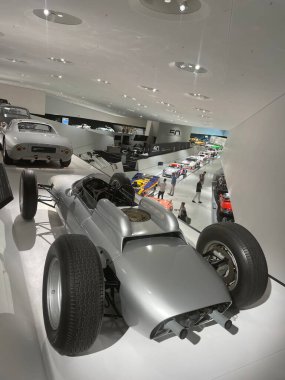 Almanya, Stutgart - 18.05.2022: Stutgart 'taki Porshe Müzesinde klasik güçlü Porsche otomobil.